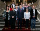 Xavi Luri entre el grup de persones que han pres possessió de càrrec, amb el rector de la Universitat de Barcelona.