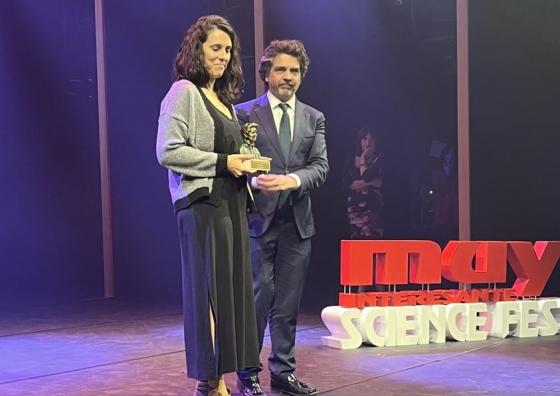 Teresa Antoja rep el premi MUY Astrofísica 