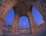La luna bajo el pórtico cuadrifonte en las ruinas romanas de Cáparra, Extremadura