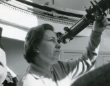 Dra Assumpció Català observant a través del telescopi Grubb