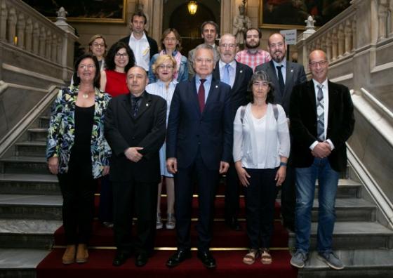 Xavi Luri entre el grup de persones que han pres possessió de càrrec, amb el rector de la Universitat de Barcelona.