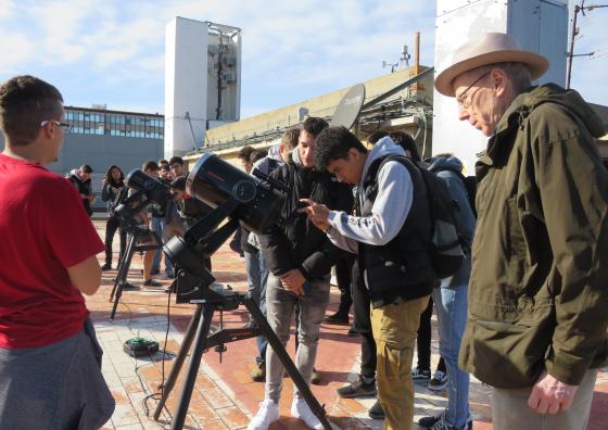 Grup d'alumnes observant pel telescopi 