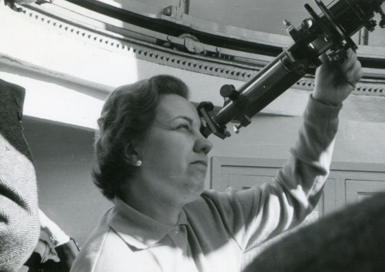 Dra Assumpció Català observant a través del telescopi Grubb