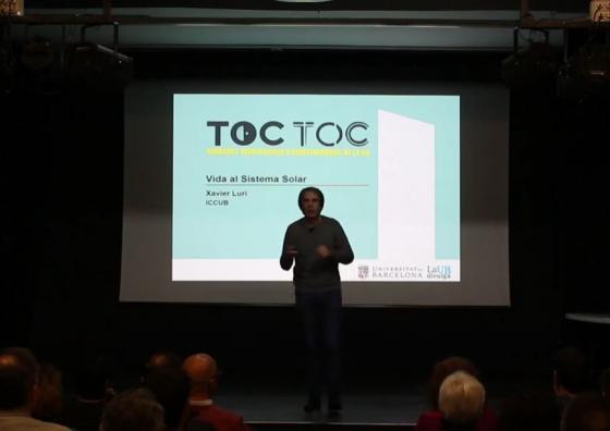 Xavier Luri fent la xerrada "La Vida al sistema Solar" al Centre Cívic El Guinardó